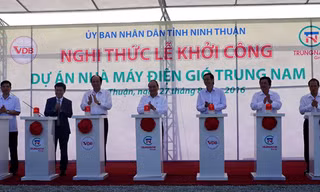 Thủ tướng Nguyễn Xuân Phúc cùng lãnh đạo Văn phòng Chính phủ, Tỉnh ủy và UBND tỉnh Ninh Thuận, Bộ Công Thương… phát lệnh khởi công dự án.