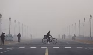Ô nhiễm khiến các trường học phổ thông tại Delhi phải đóng cửa 3 ngày. Ảnh: Reuters