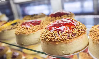 Bánh pho mát, Mỹ Đây là loại bánh ngọt được làm chủ yếu từ phô mai, tạo vị béo ngậy. Phía trên người ta có thể phủ thêm mứt. Chiếc bánh pho mát kem được làm từ những năm 1800 và trở thành một trong những món bánh quen thuộc của người dân New York. 