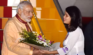 Thủ tướng Ấn Độ Narendra Modi (trái) tại sân bay Nội Bài. Ảnh: Rediff