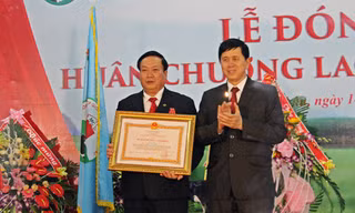 Chủ tịch Mocchaumilk Trần Công Chiến (bên trái) nhận Huân chương Lao động hạng Nhì của Chủ tịch nước.