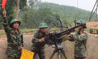 Trung sỹ Vừ Bá Chùa (ngoài cùng bên trái) đang chỉ huy khẩu đội luyện tập. Ảnh: Tường Hiếu