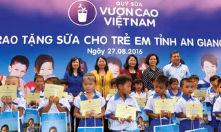 Lãnh đạo Đảng, Nhà nước và Vinamilk trao tặng sữa cho các em học sinh trường tiểu học B Mỹ Hiệp, Ấp Đông Châu, xã Mỹ Hiệp, huyện Chợ Mới, tỉnh An Giang trong chương trình Quỹ Sữa Vươn Cao Việt Nam tại An Giang