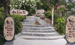 Mộ Hàn Mặc Tử trên Đồi Thi nhân đã trở thành một địa điểm thăm quan rất nổi tiếng của Bình Định.