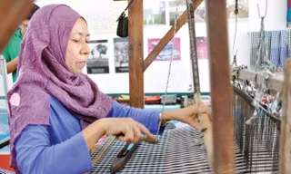 Người Chăm An Giang dệt thổ cẩm.