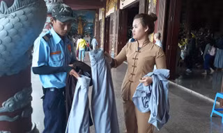 Phật tử, bảo vệ chùa Linh Ứng chuẩn bị váy và áo choàng cho du khách ăn mặc hở hang
