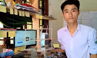 Hoàng Công Phước Khánh và mô hình nhà chống động đất. Ảnh: H.T