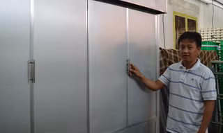 Anh Vũ bên chiếc máy sản xuất giá tự động của mình. Ảnh: Hòa Hội