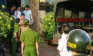 Một đối tượng tại “động lắc” bị công an đưa về trụ sở phục vụ điều tra.