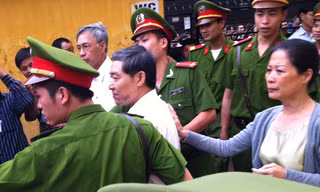 Dương Chí Dũng (cựu Cục trưởng Cục Hàng hải Việt Nam) cùng vợ trong phiên xử hồi tháng 5/2014. Ảnh: Bảo Thắng