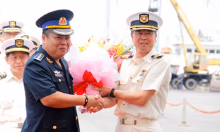 Đại tá Bùi Trung Dũng, Phó tham mưu trưởng Bộ tư lệnh Cảnh sát biển Việt Nam tặng hoa cho trưởng đoàn tàu Yashima PLH22