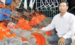 Ông Liêm bên cạnh những chiếc máy đã làm xong nhưng chưa giao.