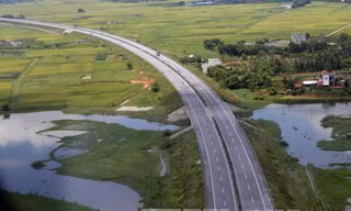 Một đoạn cao tốc Nội Bài - Lào Cai nhìn từ trên cao. Ảnh: Huy Hùng - TTXVN