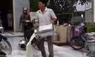 Anh Đức đổ sữa trước Trạm trung chuyển sữa tươi Vinamilk (ảnh cắt từ clip).
