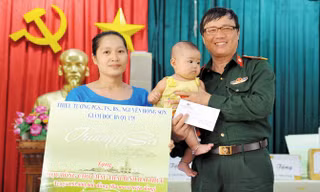 Đoàn công tác Bệnh viện Quân y 175 tặng quà cho bé Hải Thùy trong lần ra thăm đảo mới đây. Ảnh: Xuân Tùng