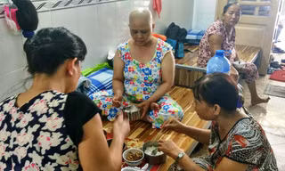 Những người phụ nữ xa lạ ăn chung bữa cơm.