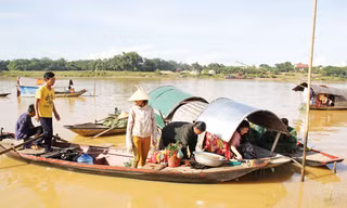 Những phận đời di động trên sông Lam. Ảnh: Việt Hương