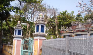 Miếu Bà Liễu Hạnh làng Nam Ô hiện đang bị quây trong hàng rào sắt của dự án chờ giải tỏa lấy đất làm biệt thự. Ảnh: Trần Tuấn.
