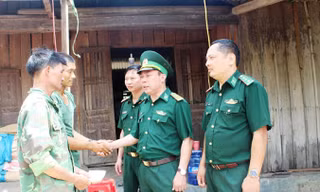 Lãnh đạo BĐBP tỉnh Đắk Lắk thăm hỏi và trao tiền hỗ trợ cho người dân. Ảnh: N.L 