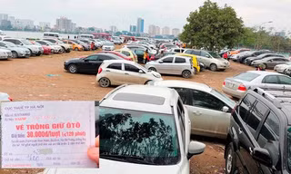 Với quy mô rộng trên 1 hécta và thường xếp kín xe thế này, từ sau Tết đến nay Cty Huy Khánh đã dùng vé không đúng chủng loại xe (ảnh nhỏ) để thu giá cao. Ảnh: T.Đảng.