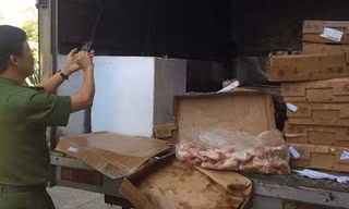 Cơ quan chức năng tiêu hủy số thịt gà thối.