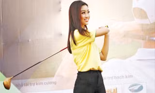 Hoa hậu Mỹ Linh vui vẻ với màn thử sức cùng gậy và bóng golf. Ảnh: Hồng Vĩnh.