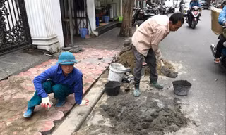 Thay thế gạch block trên phố Mai Hắc Đế (quận Hai Bà Trưng).