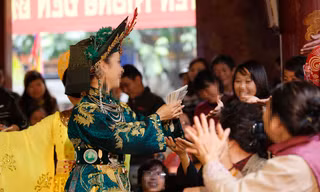 Phát lộc - khoảnh khắc vui nhất của cô đồng và khách. Ảnh: Hồng Vĩnh