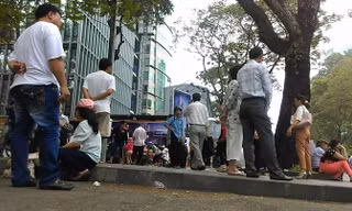 Hàng ngày có rất đông người đến làm hồ sơ, vào phỏng vấn ở Lãnh sự quán Mỹ tại TPHCM
