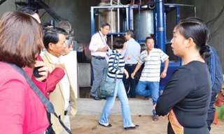 Chị Triệu Thị Châu (áo đen) trả lời câu hỏi của khách tham quan mô hình.