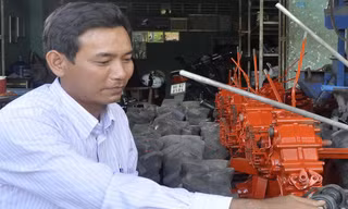 Ông Liêm ráp máy tại nhà
