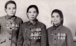 Bà Đinh Thị Vân (giữa) trong đợt phong tặng danh hiệu AHLLVT năm 1970.