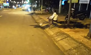 Gái bán dâm bên đường 23/3, thị xã Gia Nghĩa (Đắk Nông).