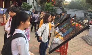Xem triển lãm khoa cử Việt Nam xưa. Ảnh: Nguyên Khánh.