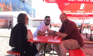 Lenny (bên phải), CĐV tuyển Anh, cùng các bạn tán gẫu tại khu Fanfest tại Kaliningrad. Ảnh: N.P.