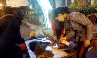 Quầy bán thịt heo rừng trên lề đường Phạm Văn Đồng, TP Quảng Ngãi (Ảnh chụp lúc chiều tối ngày 29 Tết Đinh Dậu)