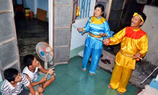 Những giờ rảnh rỗi, gia đình ông Phước, bà Hoa lại quây quần bên nhau hô hát bài chòi. Ảnh: Hoài Văn