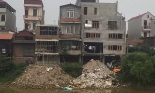 Các công trình lấn chiếm lòng sông vẫn đang được gấp rút hoàn thiện. Ảnh: Trần Hoàng