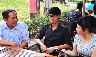 Bố con Thiện trao đổi với báo chí