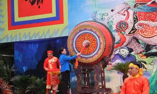 Chủ tịch Quốc hội Nguyễn Thị Kim Ngân đánh trống khai hội Lễ hội Bà Triệu năm 2018.