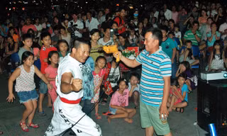 Nghệ sĩ Bảo Cường biểu diễn với mũi khoan vào thái dương.