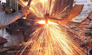 Thợ đang rèn dao ở lò ông Hai Ơn.