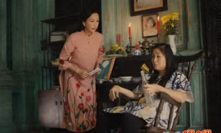 NSND Hồng Vân trong vai kẻ nghiện rượu.