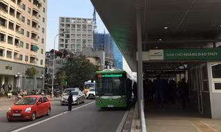 Lo tiền trôi sông