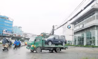 Xe cứu hộ hoạt động trá hình có nguyên nhân từ kẽ hở của pháp luật (Trong ảnh: Xe cứu hộ của Cty Phương Anh chở xe BMW mới trên đường Nguyễn Văn Cừ - Hà Nội) Ảnh: Mỹ Duyên