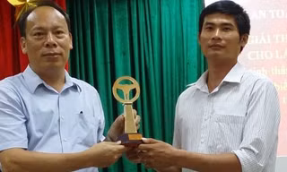 Ủy ban ATGT quốc gia tổ chức trao giải thưởng “Vô lăng vàng” đầu tiên năm 2016 cho lái xe Phan Văn Bắc (phải).