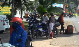 Sau Tết, giới trẻ rủ nhau chạy xe máy vào Sài Gòn.
