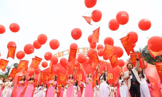 Thả thơ trong ngày Thơ Việt Nam lần thứ XV. Ảnh: Như Ý.