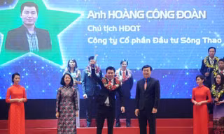Doanh nhân Hoàng Công Đoàn tại lễ trao giải thưởng TOP 10 Doanh nhân trẻ xuất sắc khởi nghiệp năm 2016. Ảnh: Bình Minh.