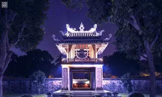 Khuê Văn Các lung linh trong đêm.